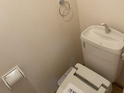 温水洗浄便座付きのトイレです。