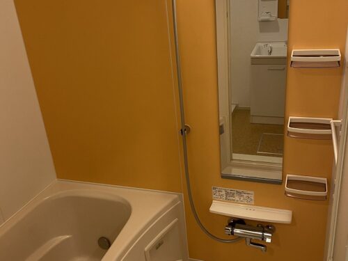 浴室もオレンジの壁で可愛いです♪(風呂)