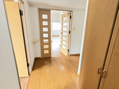 明るい床・建具の色で温かくお出迎え＾＾(玄関)