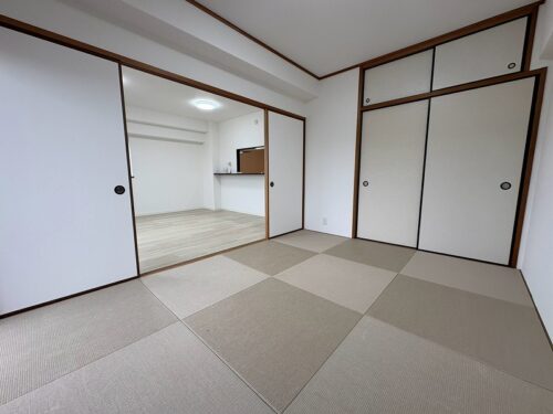 来客や、ご両親が遊びに来た際にも便利です♪小さな子供のお昼寝スペースにも◎(居間)